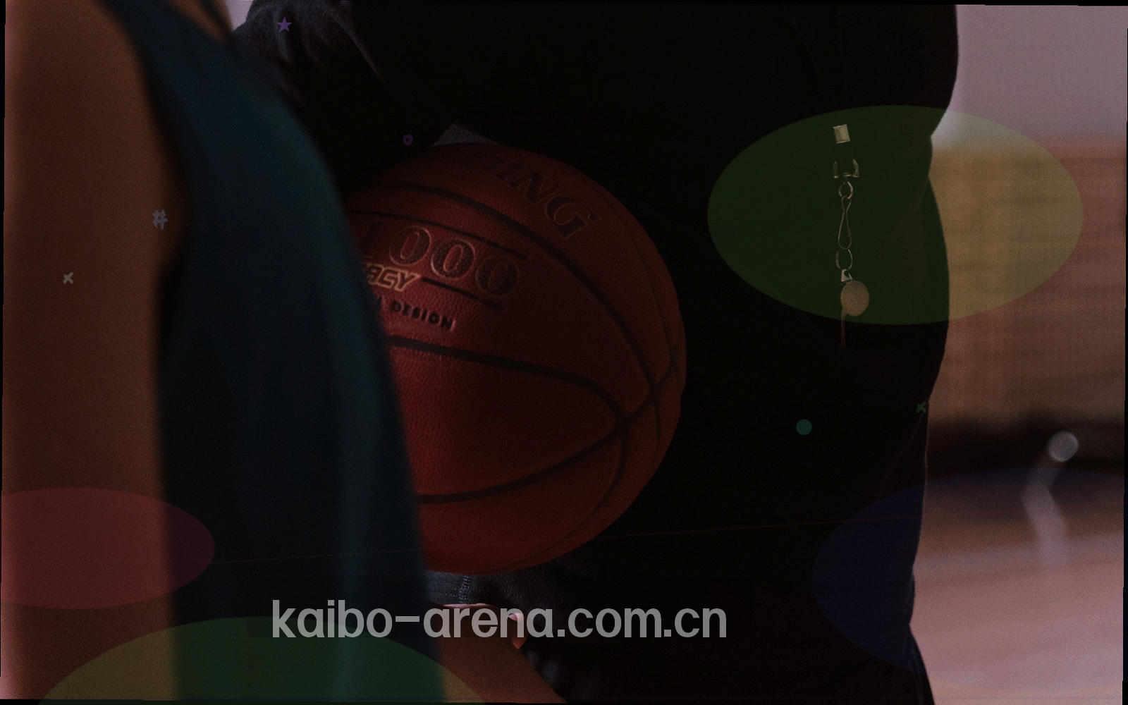 夜色中的球场俯视图，角球弧线与草皮分区以冷色调呈现