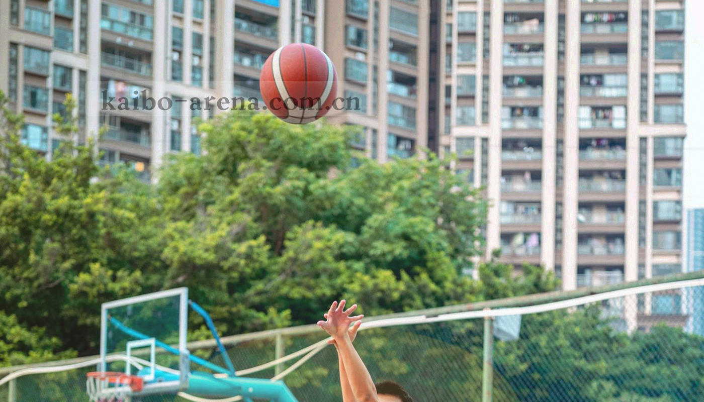 夜间控制室灯光与看台轮廓的抽象构图，深色为主